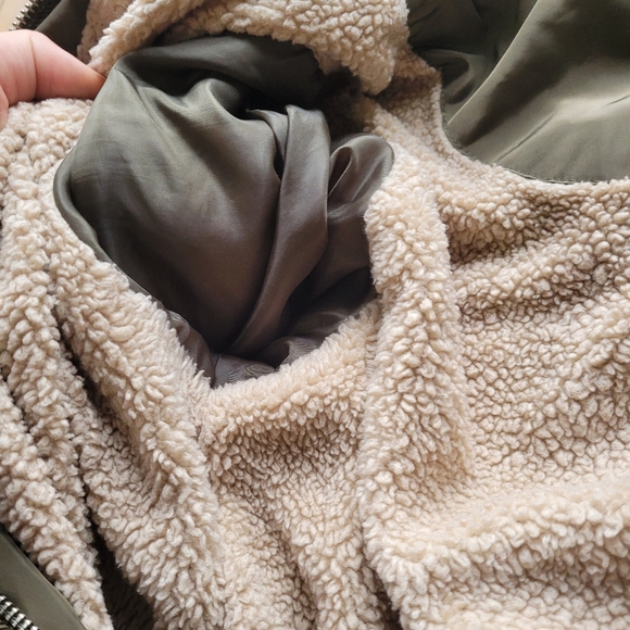 Green Bomber Jacket 🧶 - Picture 6 of 11